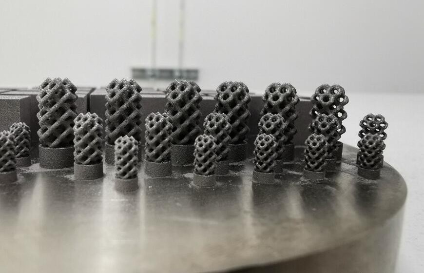 Ученые Сколтеха и Сеченовского университета исследовали 3D-печать имплантатов сплавом железа и кремния