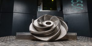 Установка MeltMaster3D-550 и напечатанная крыльчатка. Фото: Страна Росатом