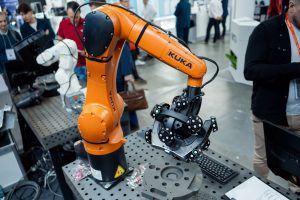 Автоматизированный комплекс на базе роботов KUKA с 3D-сканером AM-TECH TrakScan Sharp 49